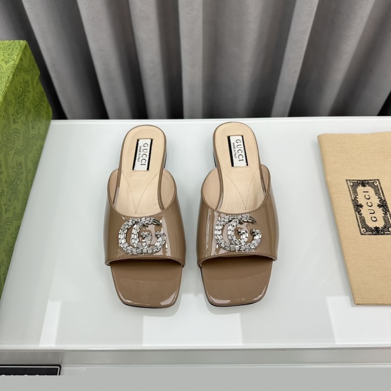G*u*i slippers